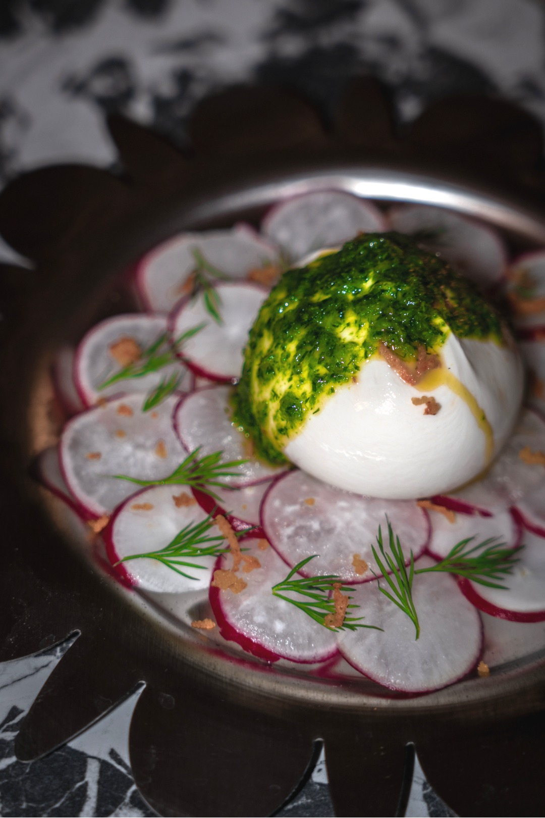 burata z chimichurri z rzodkwią i koperkiem