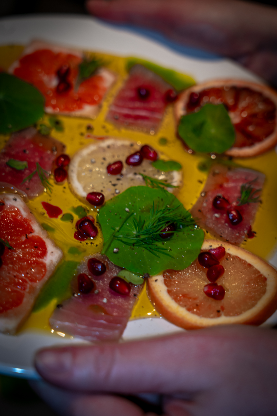 ceviche z tuńczyka z cytrusami, nasturcją i granatem