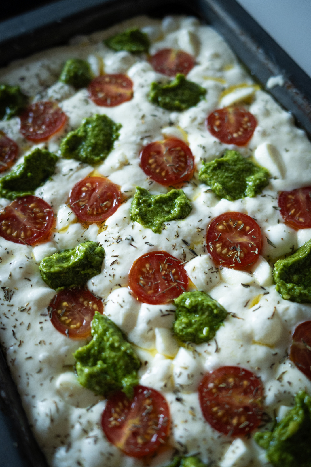 focaccia z pomidorkami i pesto z rukoli z orzechami i parmezanem